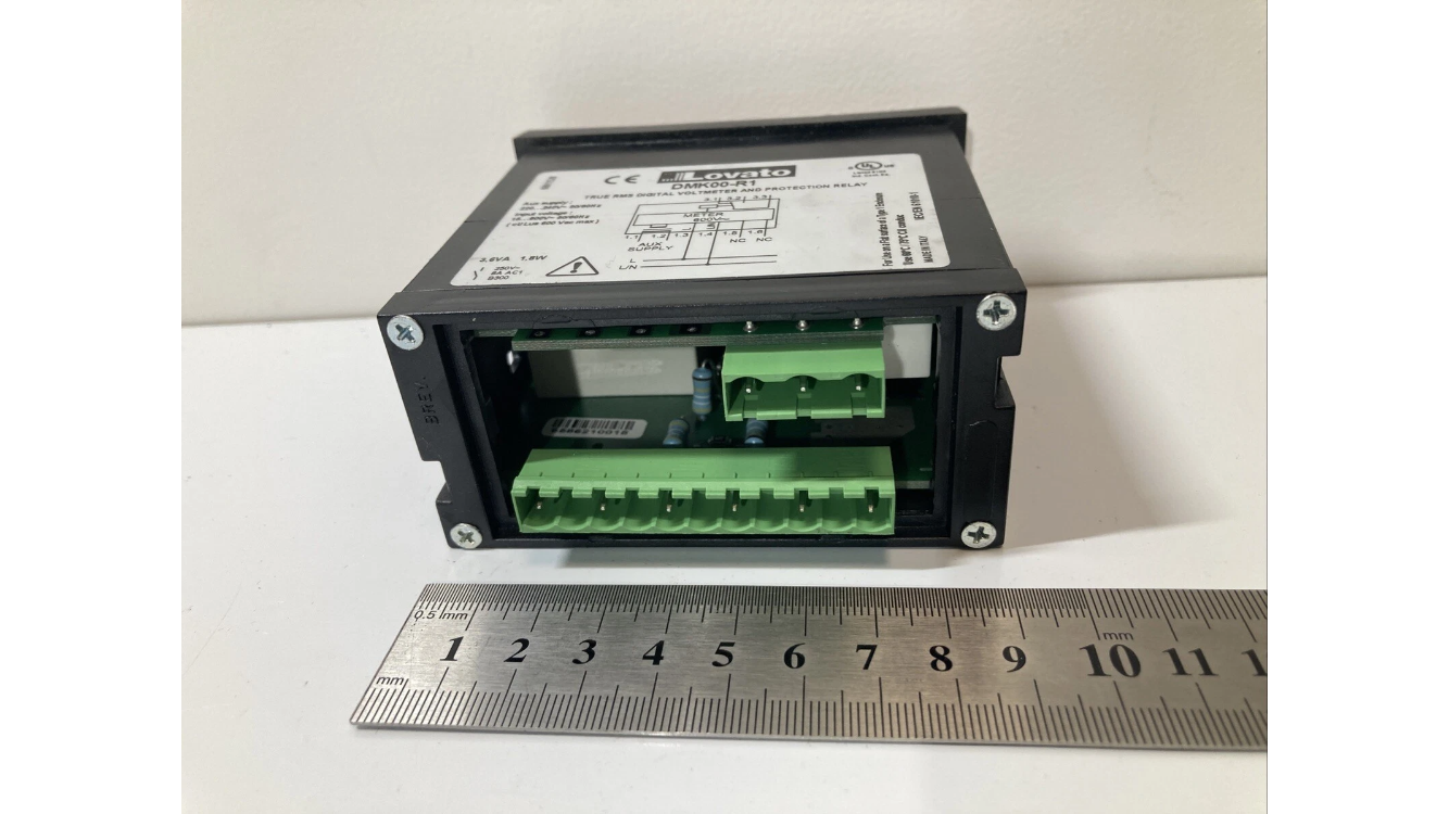 Lovato DMK00-R1 digital voltmeter True RMS 3-fase med beskyttelsesrelæ
