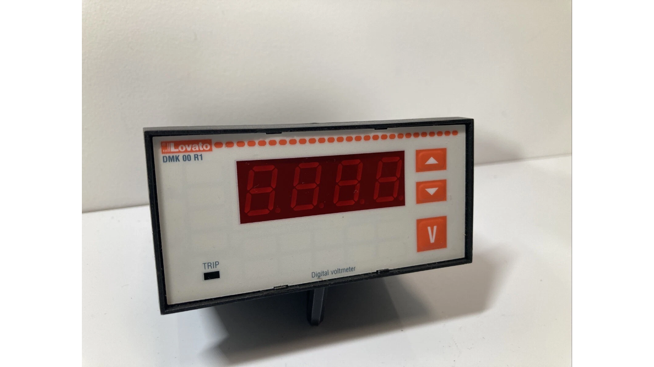 Lovato DMK00-R1 digital voltmeter True RMS 3-fase med beskyttelsesrelæ
