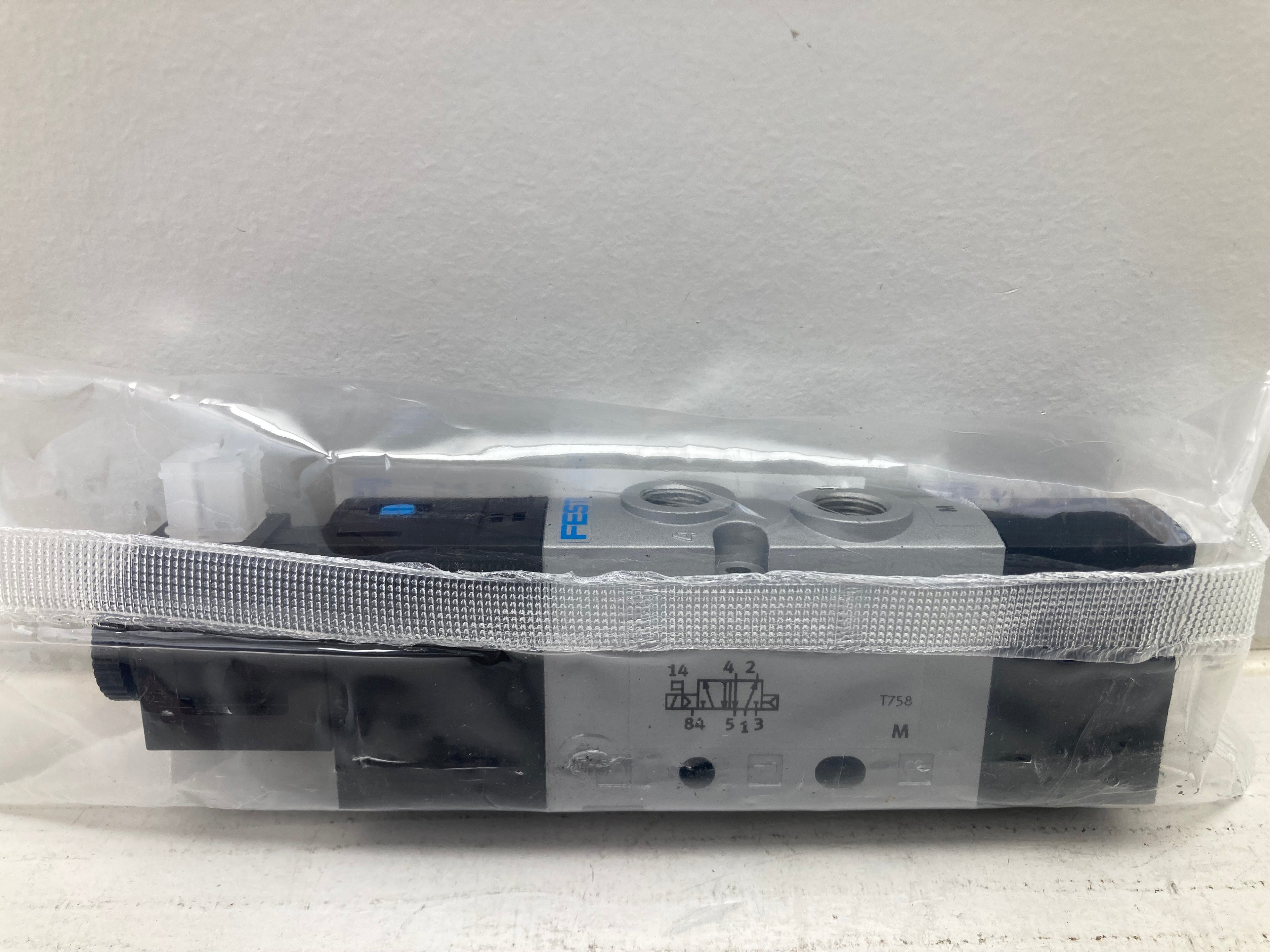 Festo VUVS-L20-M52-AD-G18-F7-1C1 solenoid valve 5/2-way
