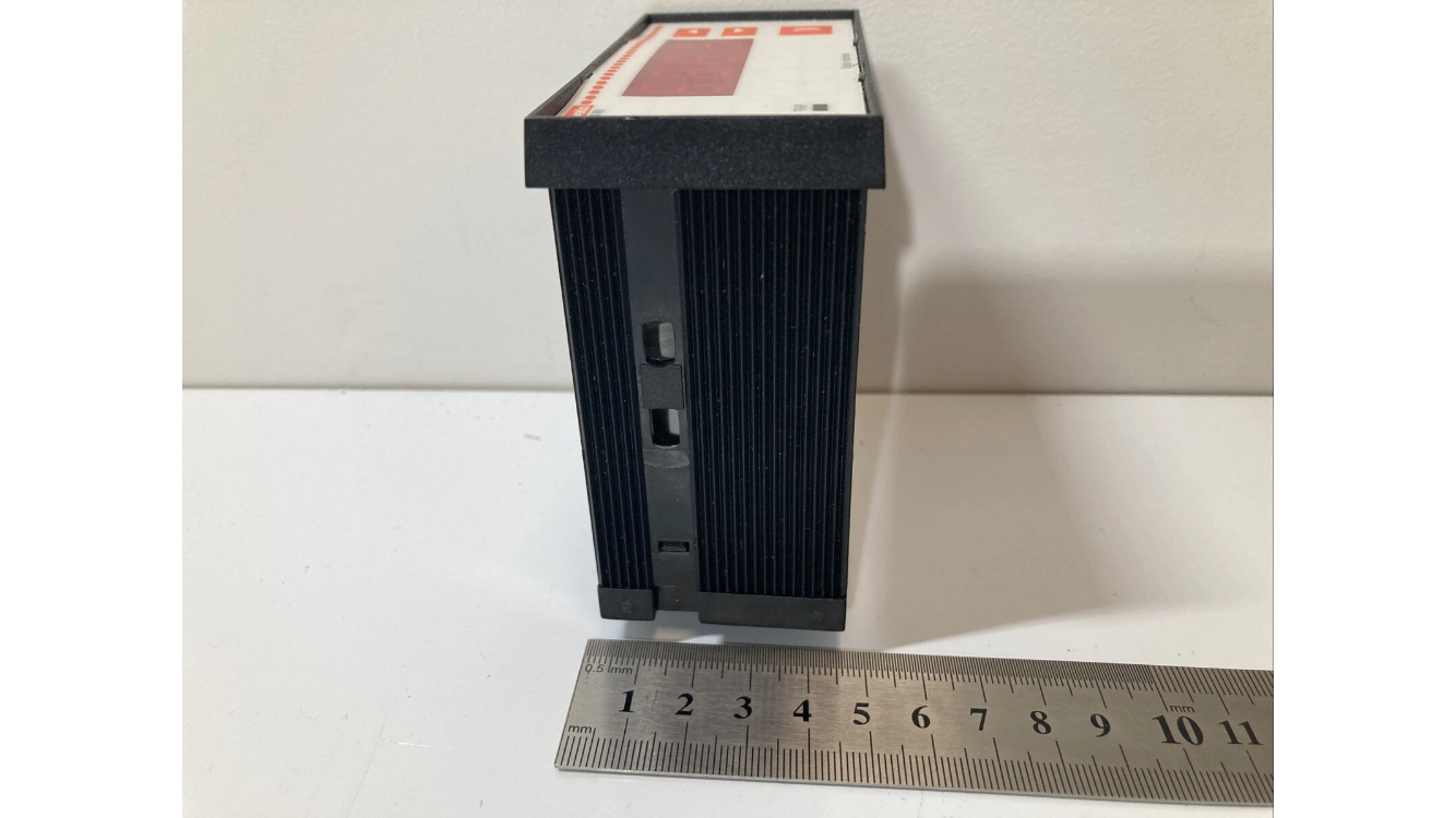 Lovato DMK00-R1 digital voltmeter True RMS 3-fase med beskyttelsesrelæ
