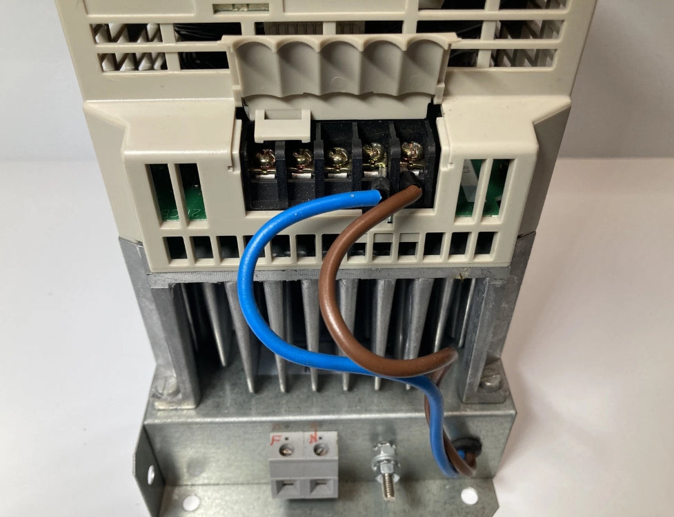 OMRON SYSDRIVE 3G3EV - AB004M-CE INVERTER 200V 0,4KW M-TYPE