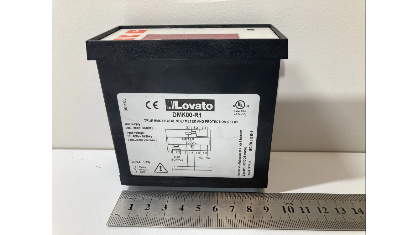 Lovato DMK00-R1 digital voltmeter True RMS 3-fase med beskyttelsesrelæ

