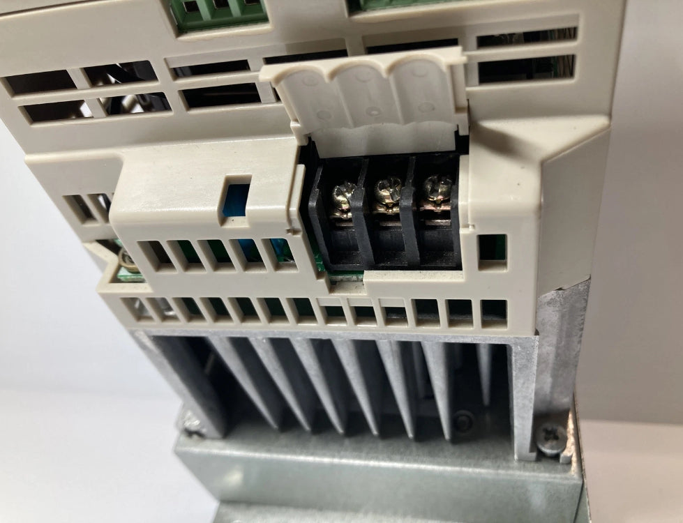 OMRON SYSDRIVE 3G3EV - AB004M-CE INVERTER 200V 0,4KW M-TYPE