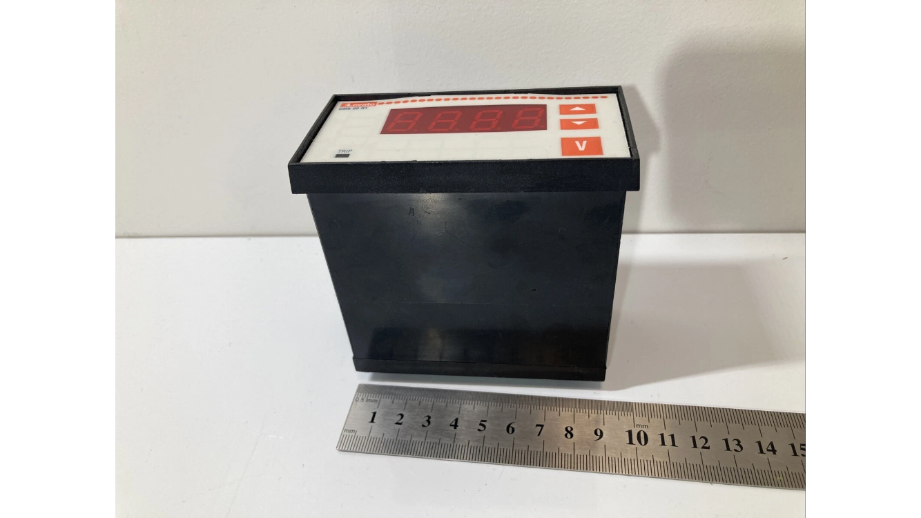 Lovato DMK00-R1 digital voltmeter True RMS 3-fase med beskyttelsesrelæ
