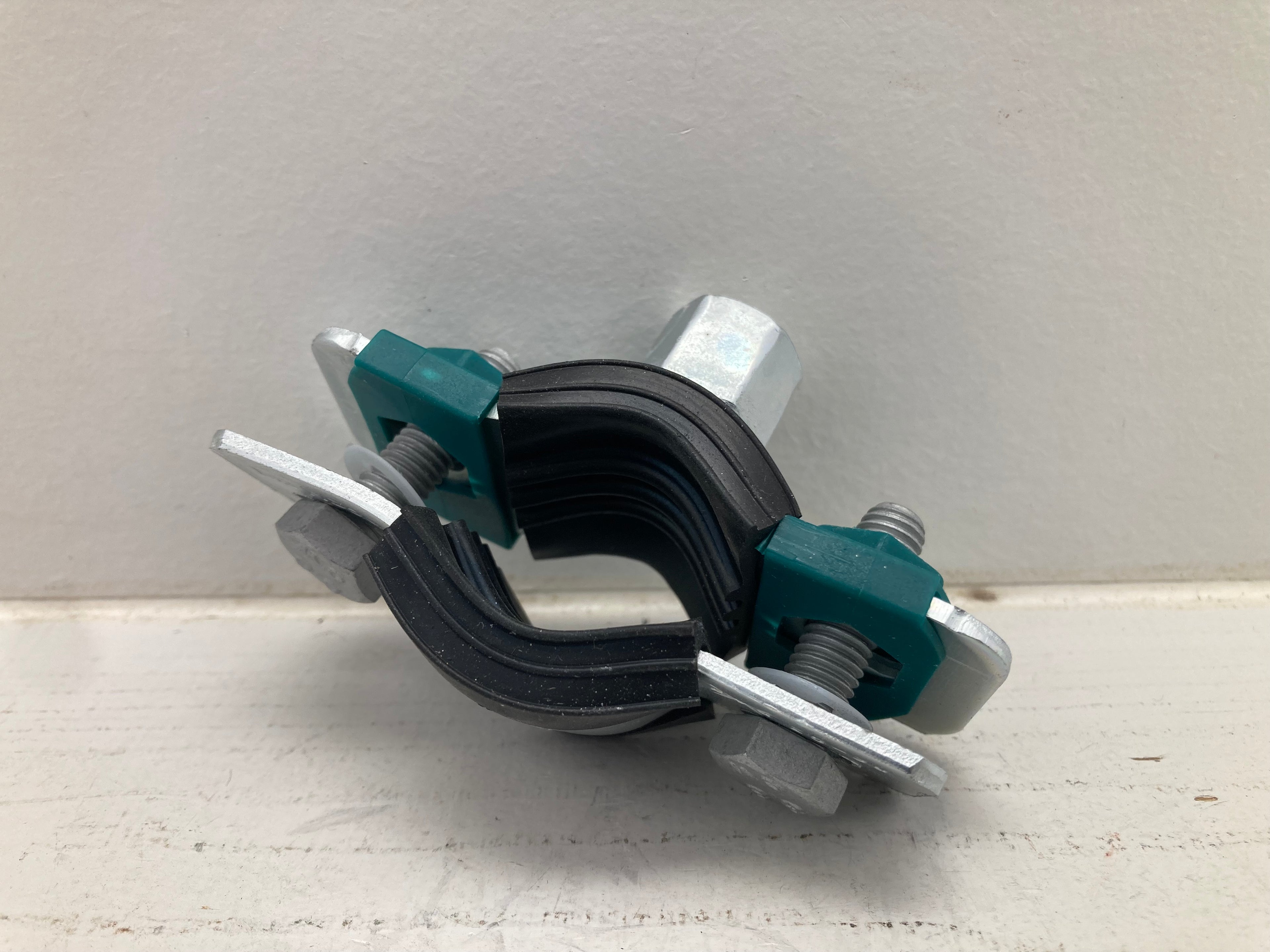 Walraven BIS HD1501 pipe clamp with EPDM rubber for 19-23mm pipes M8/10 thread galvanized steel green bracket
