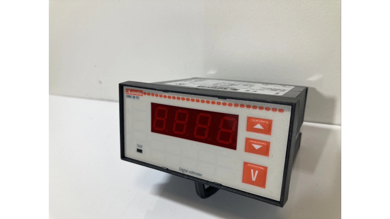 Lovato DMK00-R1 digital voltmeter True RMS 3-fase med beskyttelsesrelæ
